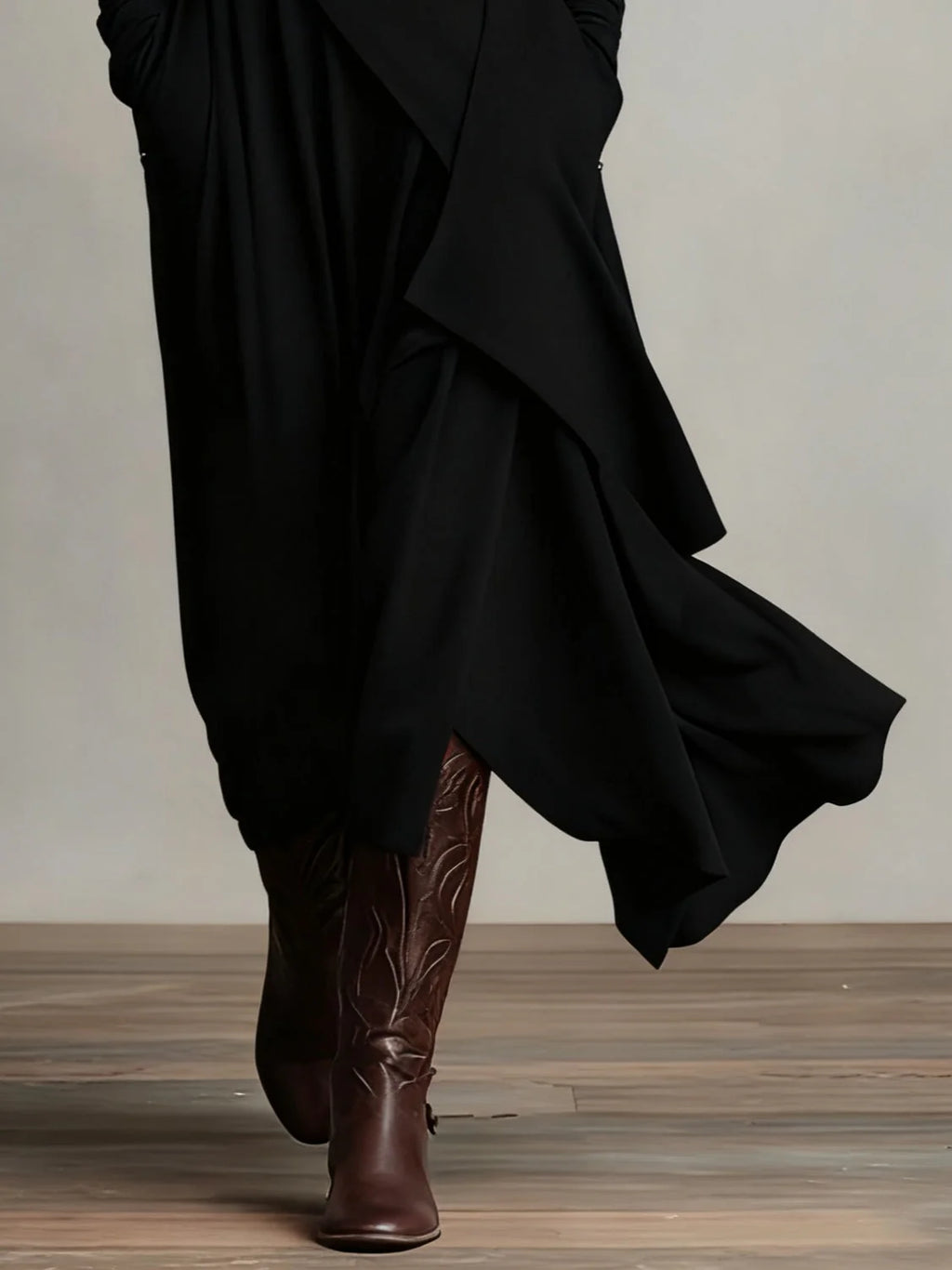 Refined boho maxi dress with a soft V-neck, long sleeves and fluid full-length line.