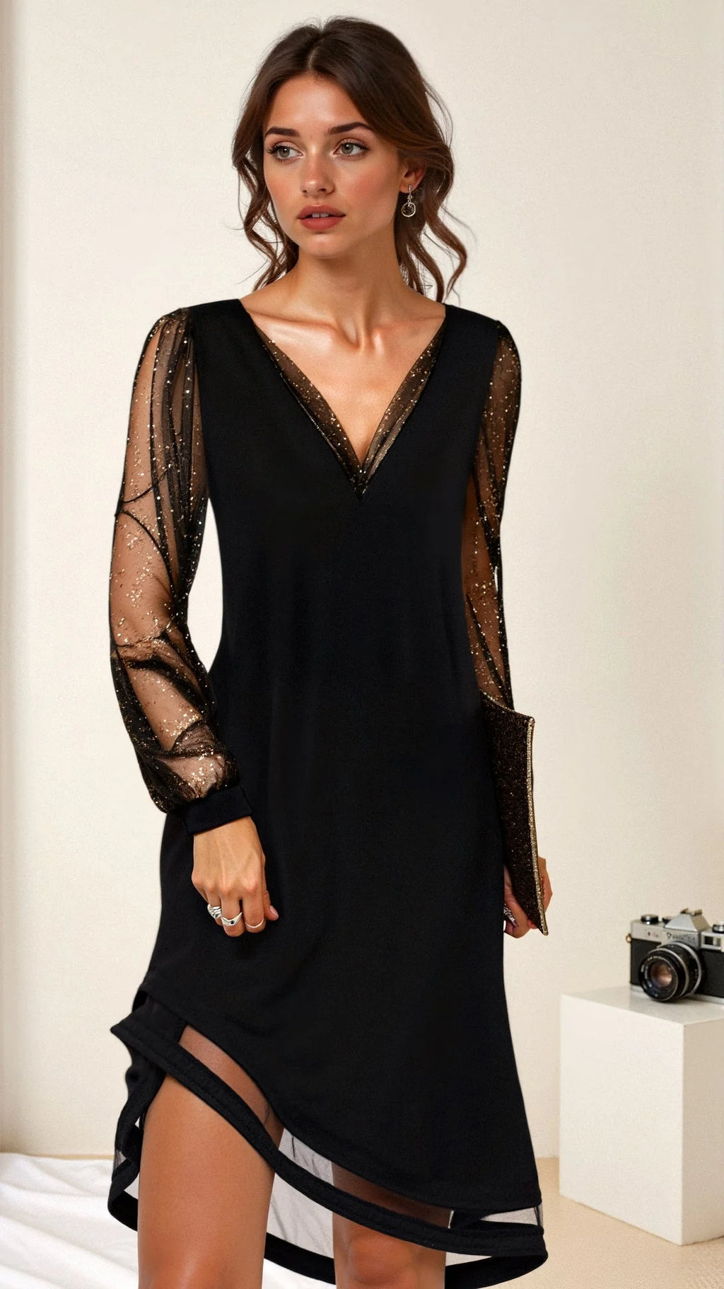 Occasion maxi dress in delicate lace with a V-neckline and long sleeves.